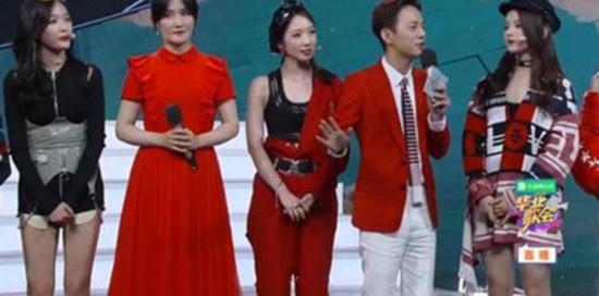 神错位！何炅澄清牵孟美岐怎么回事？其实都是衣服惹的祸